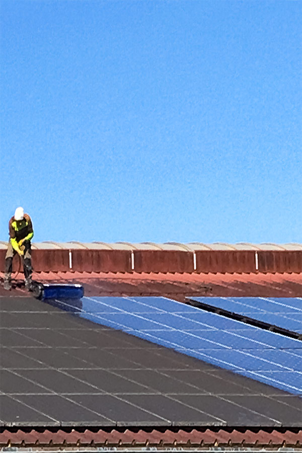 Professionelle Photovoltaik Reinigung von PV- und Solarmodulen